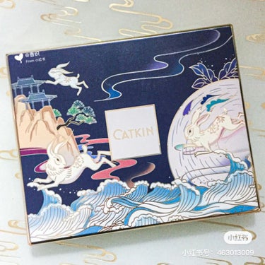 CATKIN 春江花月夜12色アイシャドウパレットのクチコミ「卡婷春江花月夜12色眼影盘🐇💙
C03 汀沙白 冷感神秘蓝调色系💓

ブルベさんに似合う色.....」（1枚目）