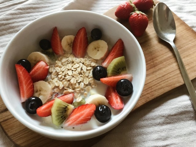 フルーツやナッツが乗ったオーバーナイトオーツ