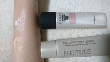 ◆M・A・C◆
ストロボクリーム ピンクライト

◆laura mercier◆
ファンデーションプライマー ラディアンス


ツヤ肌作りの為の2つのアイテムを比較してみました。

M・A・C →スキン