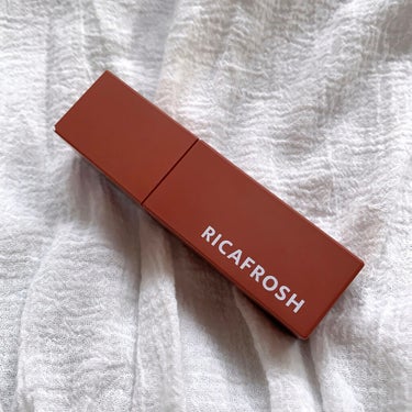 RICAFROSH ジューシーリブティントのクチコミ「ブルベでも使いやすいブラウンリップ💄


ブルベさんはもちろんイエベさんにも似合う
赤み強めの.....」（3枚目）