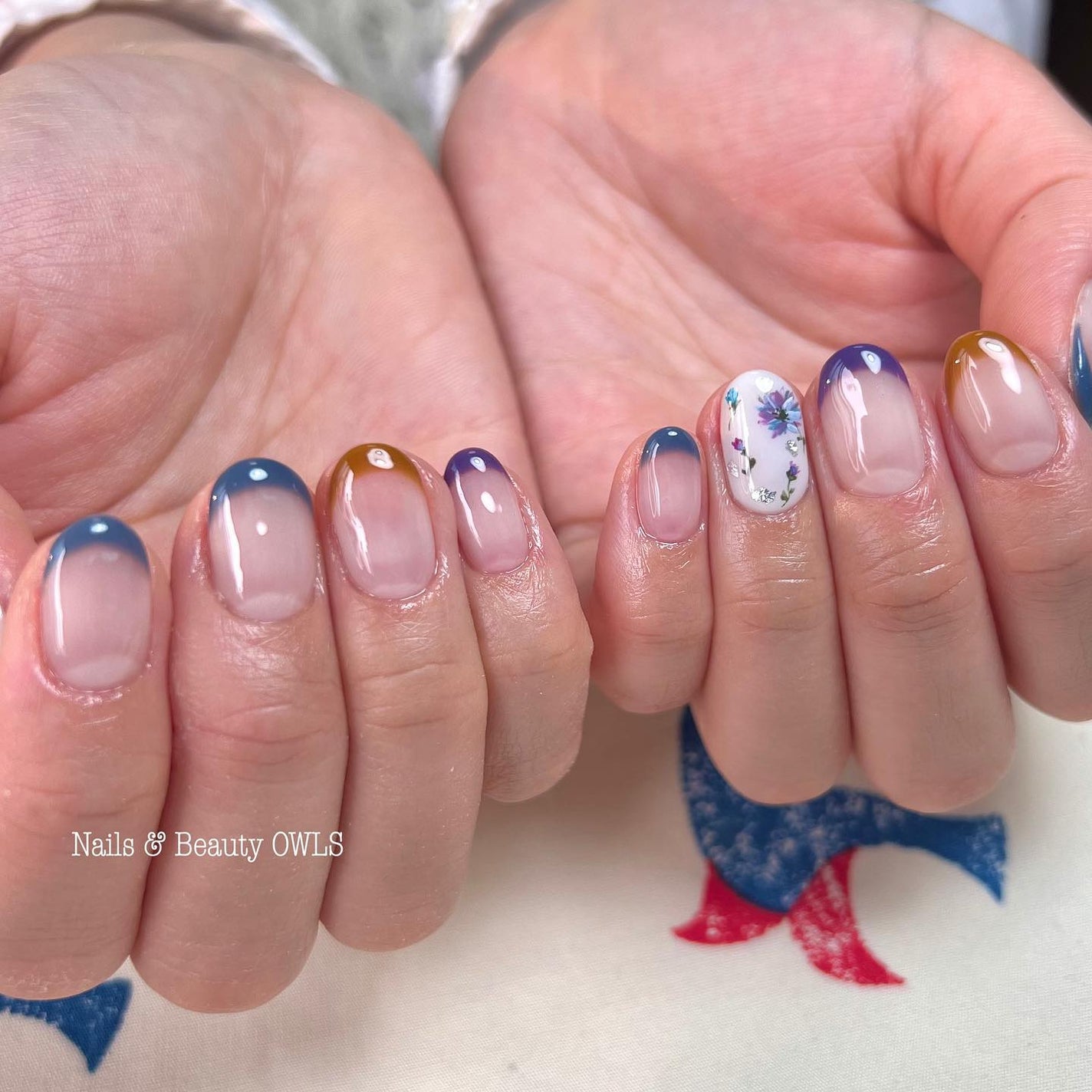 ぴよこれいと あうるす on LIPS 「ご新規のお客様☺︎💜寒色系で手描きのお花が良い。他の爪はフレン..」(3枚目)