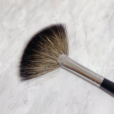 Ancci brush ANC 102Sのクチコミ「薄くフェイスパウダーやハイライトをのせるのに適してメイクブラシをご紹介します✨


特徴は…
.....」（2枚目）