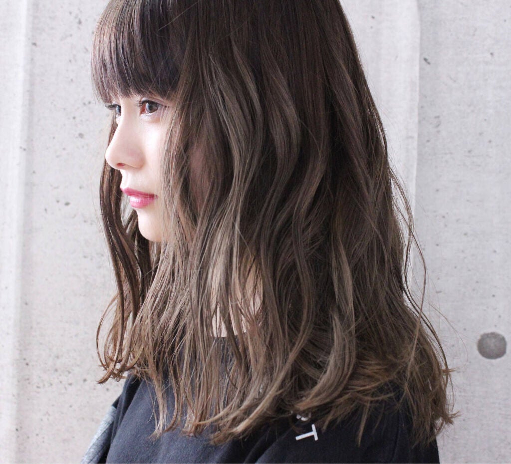 暗髪ヘアカラーで透明感アップ!イエベ・ブルべ・レングス別トレンドスタイル25選|人気のラベンダーグレージュものサムネイル