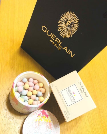 GUERLAINのメテオリット ビーユの夏限定品です🌈✨
ずっとゲランのコロコロに憧れていたので、
パッケージもカラーもとっても可愛くてご機嫌です😊
コロコロという音に上品な香り、手にとるたびに胸が踊り