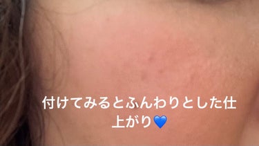 今話題のエクセルの青チークシームレストーン ブラッシュ｡正式にはハイライトらしい…｡

青いチーク💙
ギョギョッとしてしまいますが、実は何かと使えるのです💙

チークレスメイクでニュアンスを入れると透明感ある仕上がり｡但し、つけ過ぎると顔色悪く見えてしまう為調節しながら付けるのがポイント💙

赤系チーク、ピンク系、コーラル系チークなら少し多めに乗せたらあらまっ‼️
お手軽パープルチークの出来上がり‼️

今現在青いチークをリリースしているのは業界初、エクセルだけ💙

個性的な色味のチークが欲しい方はもちろん、透明感やニュアンス系が欲しい方には本当にオススメです｡
パープルチークがバズり出したと思えば今度は青チーク💙
売っていたら即捕獲です‼️
#excel#シームレストーン ブラッシュ#SB01#シーショア#サナエクセル #サナ#ノエビア#ノエビア化粧品#ノエビアグループ#プチプラ#ブルーチーク#青チーク#ブルーハイライト#ニュアンサー#シームレス #PLになりたい_先取り夏メイク   #正直レビュー の画像 その2