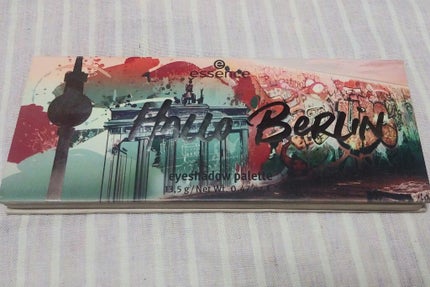 Hallo Berlin eyeshadow palette 10/essence/アイシャドウパレットを使ったクチコミ(2枚目)