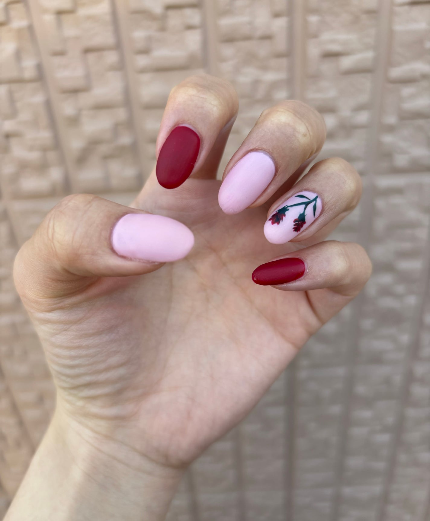 ERIKA on LIPS 「前回のネイル💅🏻マットのピンクとボルドーに薔薇のアートをワンポ..」(2枚目)