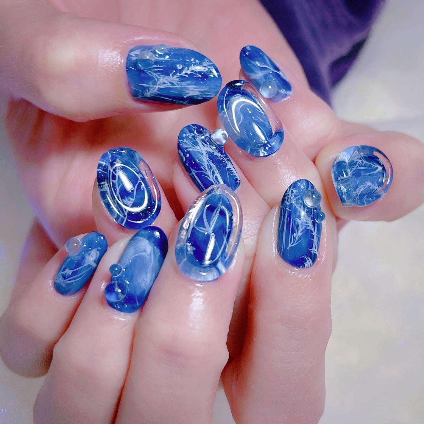 なかやまちえこ on LIPS 「真冬の森の中みたいなネイル🧊⠀⠀@pregel.jp@kima..」(1枚目)