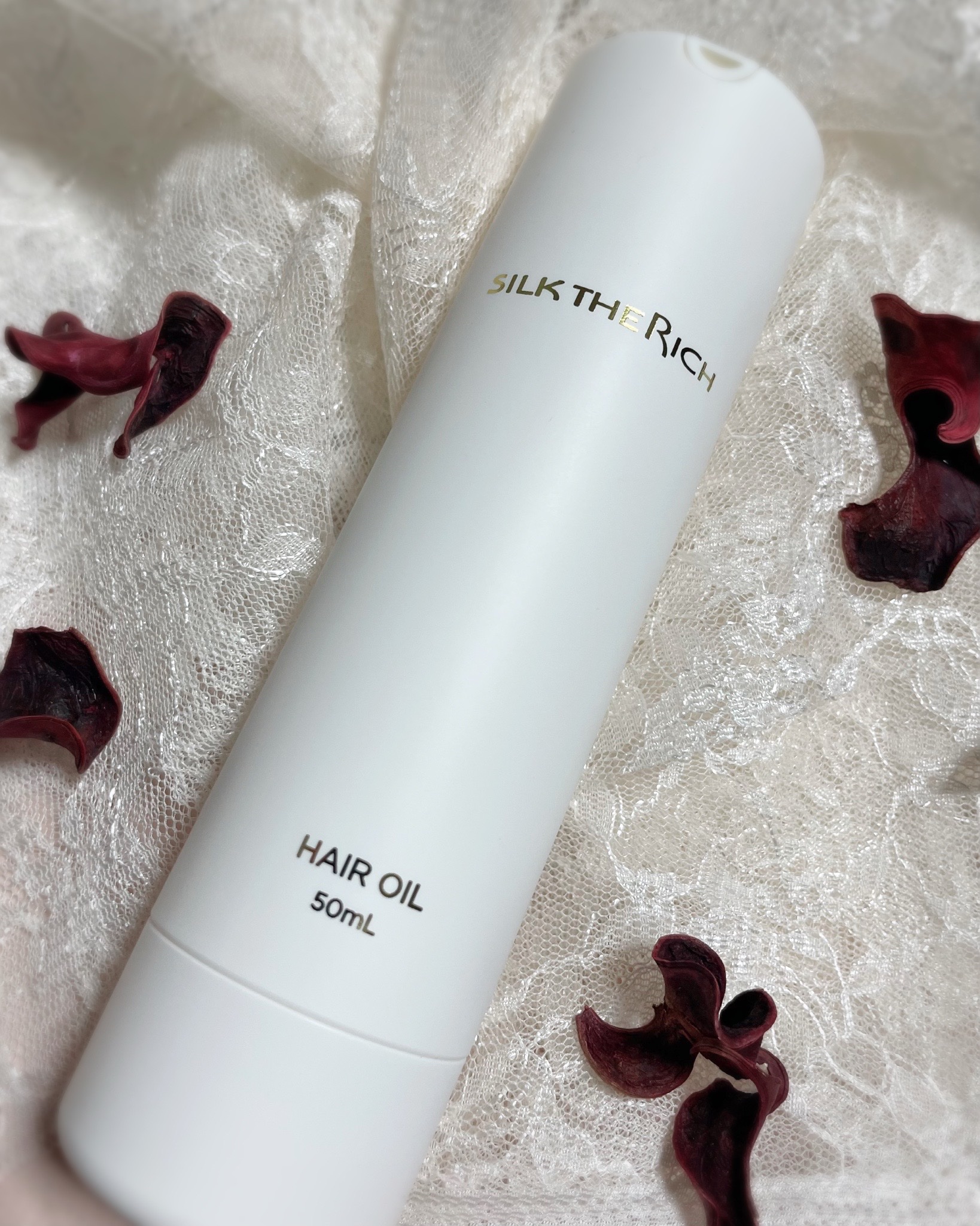 少し前にお勧めのヘアアイテムとして紹介したシルクザリッチ🤍🖤
シャンプー＆コンディショナーがとても良かったので、アウトバス商品も一緒に使ってみることにしました！

こちらのヘアオイルは、シルクの魅力を最大限に引き出すことで髪を内部からし