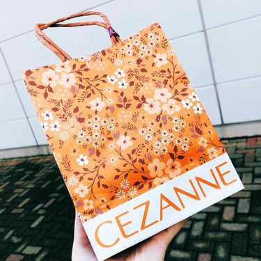 CEZANNE ラッキーバック💄 ✨💕
￥600(税抜)
本日イオンにてGETできました！

〜内容品紹介～

① ツーカラーアイシャドウ ラメシリーズ05 コーラルブラウン ￥400 (税抜)

②U