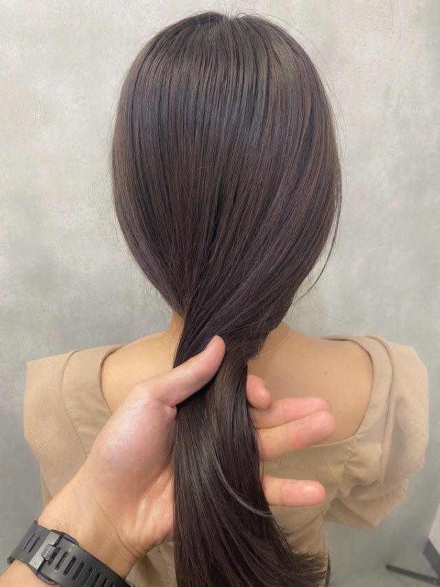 髪を束ねる様子