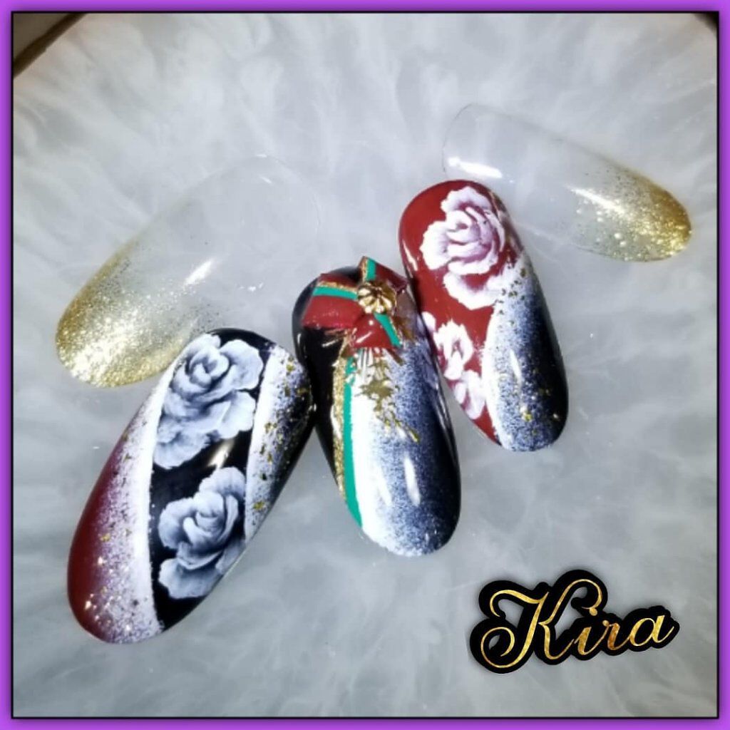 #ネイル,#ジェルネイル,#バラネイル,#フラワーネイル,#お正月ネイル,#ホワイトローズネイル,#キラキラネイルのネイルデザイン