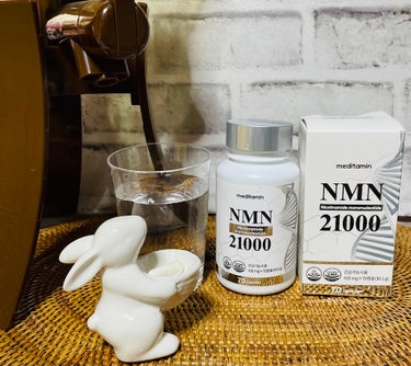 栄養補給サプリメントです。
NMNは体内に入ると、エネルギー生成に必要不可欠な物質であるNADに変換されます。

年齢を重ねるとNADの量が減少し、NADが減少するとエネルギー生成が低下し、

細胞の老