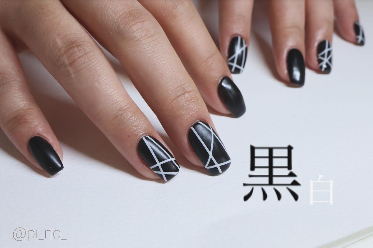 #ラインネイル,#黒白ネイル,#カッコイイネイル,#強めネイル,#モノトーンネイル,#冬ネイル,#マットネイルのネイルデザイン