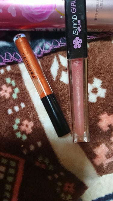 SEPHORA Rouge veloute sans transfert Cream lip stainのクチコミ「セフォラリップとハワイ製リップ✨セフォラは甘い香りで薄くラメいり！ほかの口紅等で合わせてつかう.....」（1枚目）