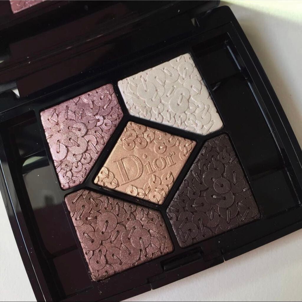 ねこ on LIPS 「チェーンの型押しが可愛くて買った限定品です。2016年のホリデ..」(1枚目)