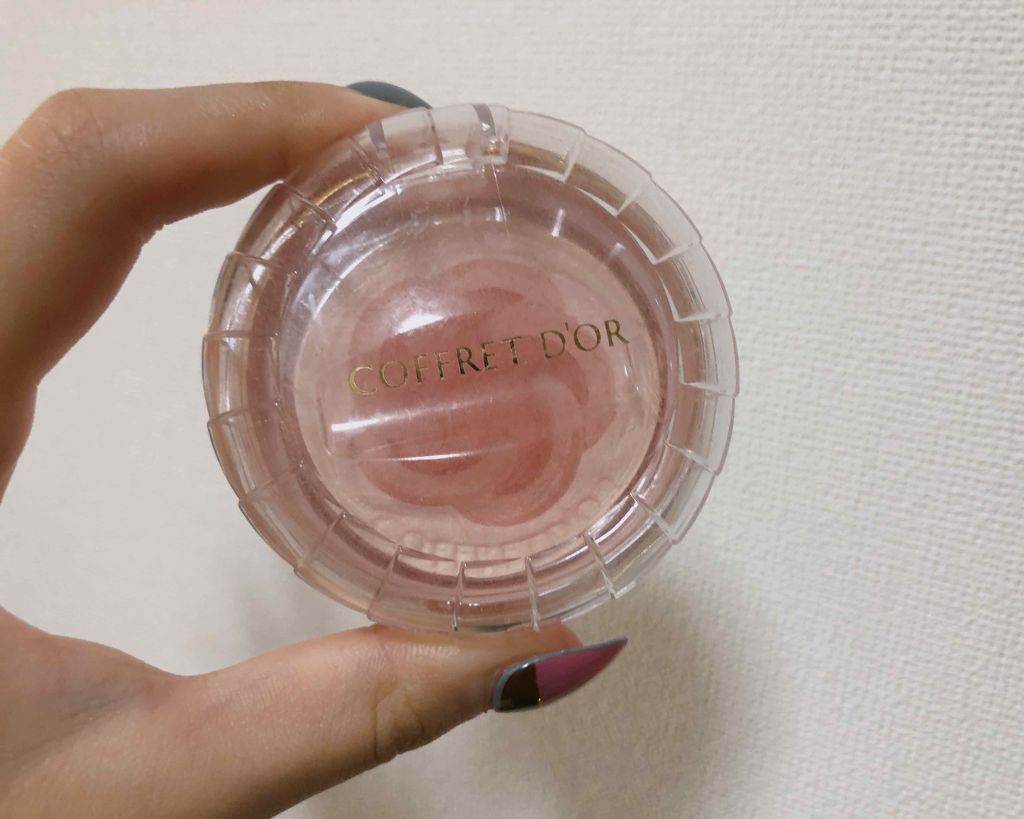 コフレドール
スマイルアップチークスN
03 コーラルベージュ


２色のチークカラーと、２色のハイライトカラーをくるくるまぜで使うチーク。

チークカラーは肌なじみがよくてキレイな血色感をだしてくれる。それにハイライトをたすとツヤっとして