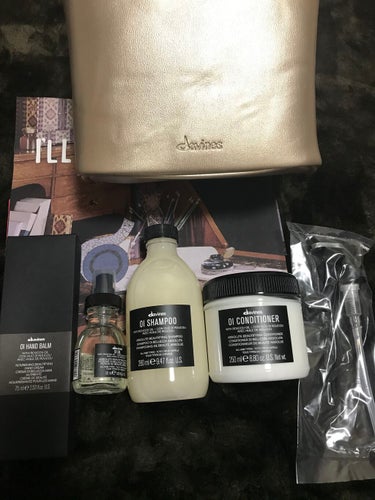 ダヴィネス　Davines
大好きなダヴィネスのクリスマス限定
ホリデーボックスがあったので購入しました💕
いつもいっているヘアサロンでヘッドスパをしているときに出逢ってから虜になりました😍
オイルミル