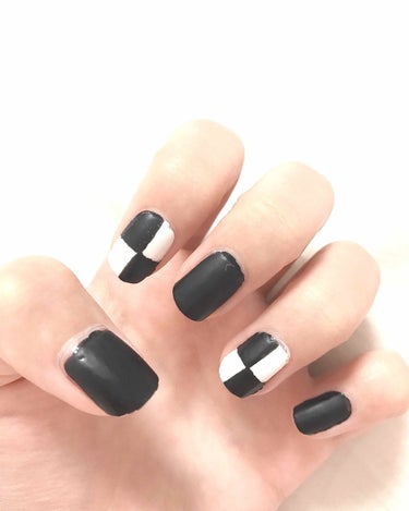 DAISOのサンリオネイルでモノクロ💅にしてみ

ました🥰

黒白の所はマスキングテープを使うとキレイに

出来ます💕

最後にマットになるトップコートを塗れば完成🌸

とっても簡単なのでぜひやってみて