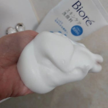 ビオレ スキンケア洗顔料 モイスチャーのクチコミ「ローソンさんのアプリくじで当たり使用しました。

しっとりなめらかな素肌に整えてくれる洗顔料。.....」（1枚目）