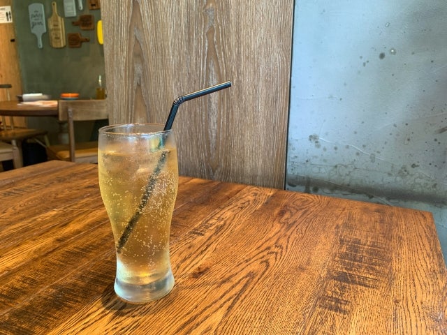 ストローが刺さったドリンク