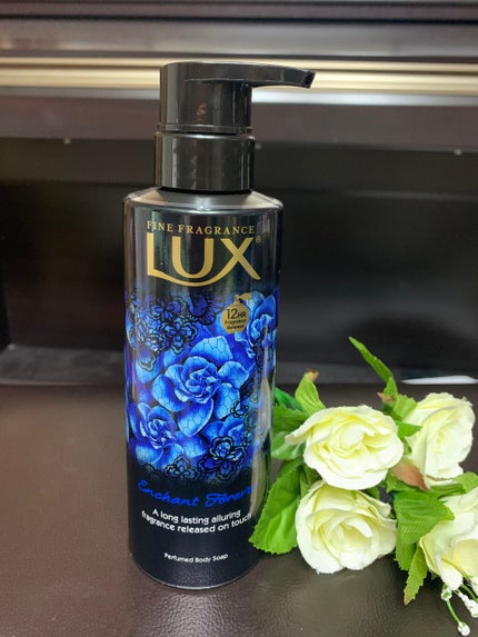 LUX ボディソープ(フローラルタッチ)のクチコミ「12時間香る、香りカプセル入りボディーソープ。
アナスイみたいなパッケージ?
カッコいいです.....」(2枚目)