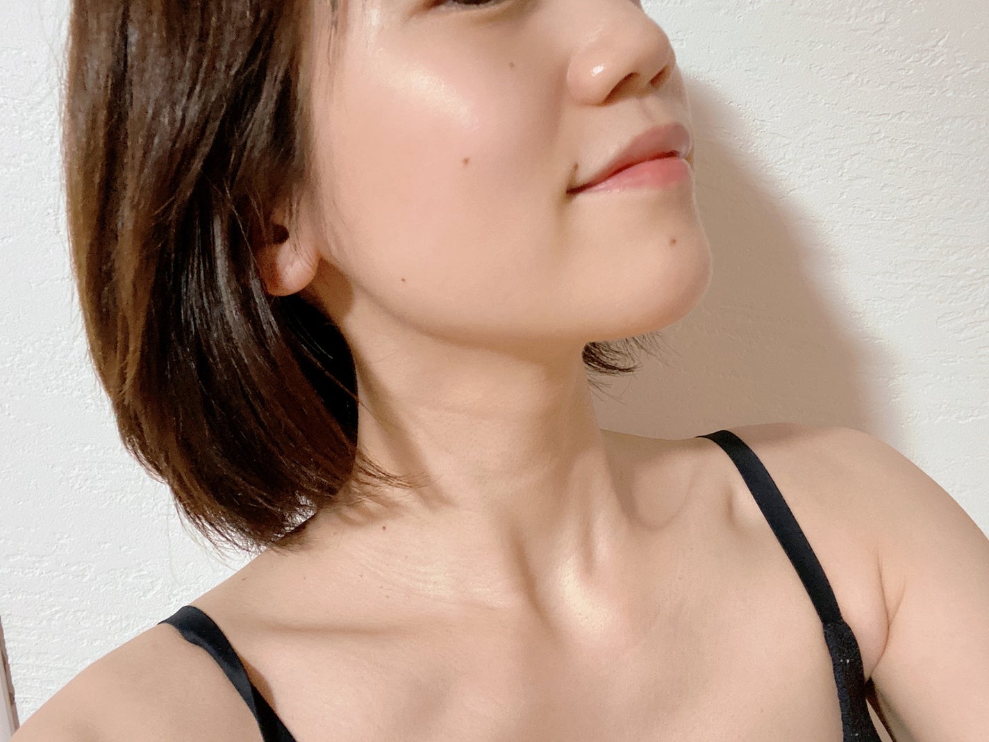 若いのに首のシワが目立つのはなぜ?原因や予防法を徹底解説&おすすめアイテムも紹介のサムネイル