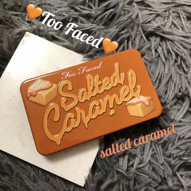 too faced   🧡salted caramel🧡
これは絶対に欲しかったホリデーコスメです🥰

捨て色無しの高発色アイシャドウパレット！

粉質も良く、粉飛びも気にならないです。

香りも甘い香