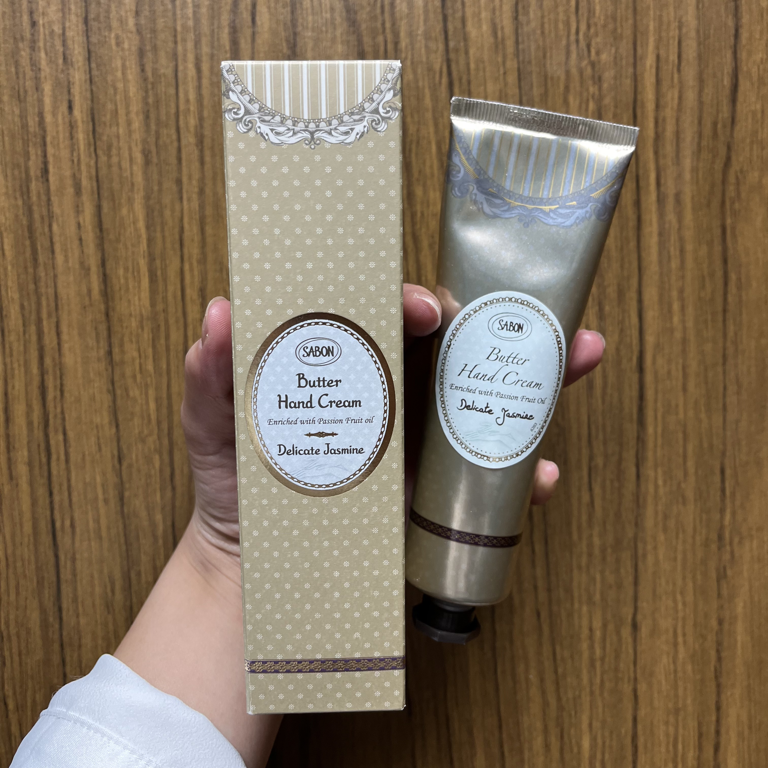 SABON【バターハンドクリーム】デリケート・ジャスミン🤎

いい香りすぎる🥺
保湿力あって良き

買ったものは75ml で大きめなので
持ち歩きには向いてないかな


#ハンドクリーム 
#バタークリーム 
#ジャスミン
