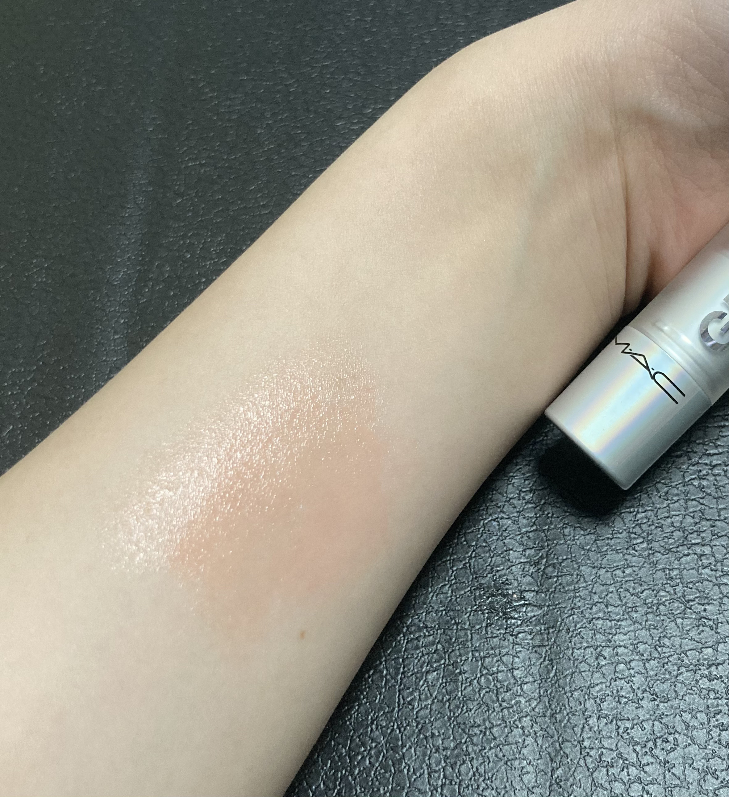 グロー プレイ リップ バーム/M・A・C/リップバームを使ったクチコミ（2枚目）