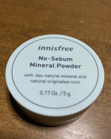 Innisfree  No-Sebun Mineral Powder
韓国の明洞にて購入
一日中保てるわけではないけど小さいから持ち運びもしやすく粒子も細かくて白っぽくもならずほんとにすごくサラッサラに