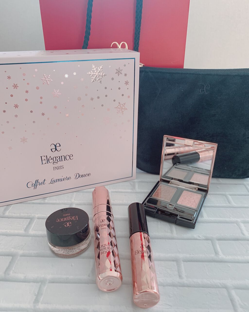 ★エレガンス　コフレ　ルミエール　ドゥース★

いつもいいね、フォローありがとうございます✨

少し遅れましたが、今年はエレガンスのクリスマスコフレを購入したのでご紹介します✨


お値段は7000円（税抜）入っていたものは、

アルモニー