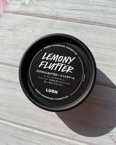 ラッシュ 檸檬の指先のクチコミ「LUSH ネイルクリーム
檸檬の指先🍋


オイルたっぷりで乾燥知らずの爪を保ってくれるネイル.....」（2枚目）