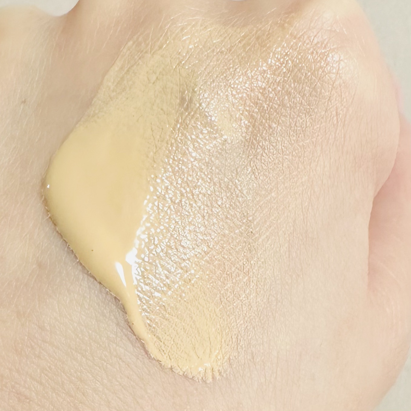 ミネラルフレッシュスキンリキッド/エトヴォス/リキッドファンデーションを使ったクチコミ（2枚目）