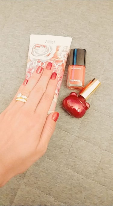 シャネルのネイルは最強です💅
一発塗ってすぐ乾きます✨

私はいつもコーティングするために最後にラメカラーを塗ります✨
コーティングは、スーパートライアルで¥99円で買った
キティちゃんのラメ入りレッド