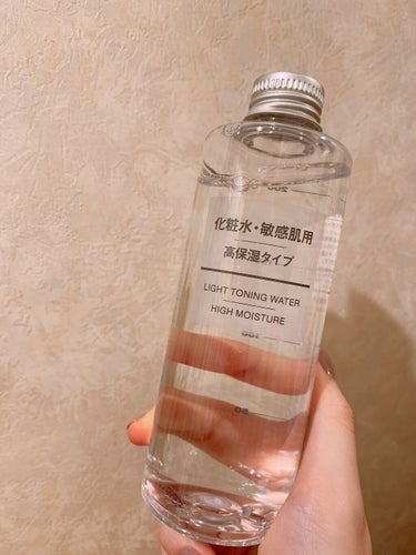 無印良品
化粧水・敏感肌用・高保湿タイプ200ml　¥690(税込)

1本使い切りました。
敏感肌用なだけあって化粧水を変えた時も刺激はなかったように思います。

可もなく不可もなく、とりあえず化粧水