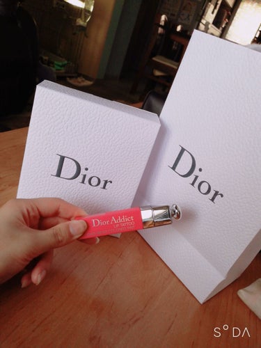 Dior Addict LIP TATOO 551番

匂いがメロンの匂いです笑笑

色味がパッケージと同じです！
使い心地は、ティントだから最初は取れやすいけど
2、3回塗り続けると取れずらいです！！