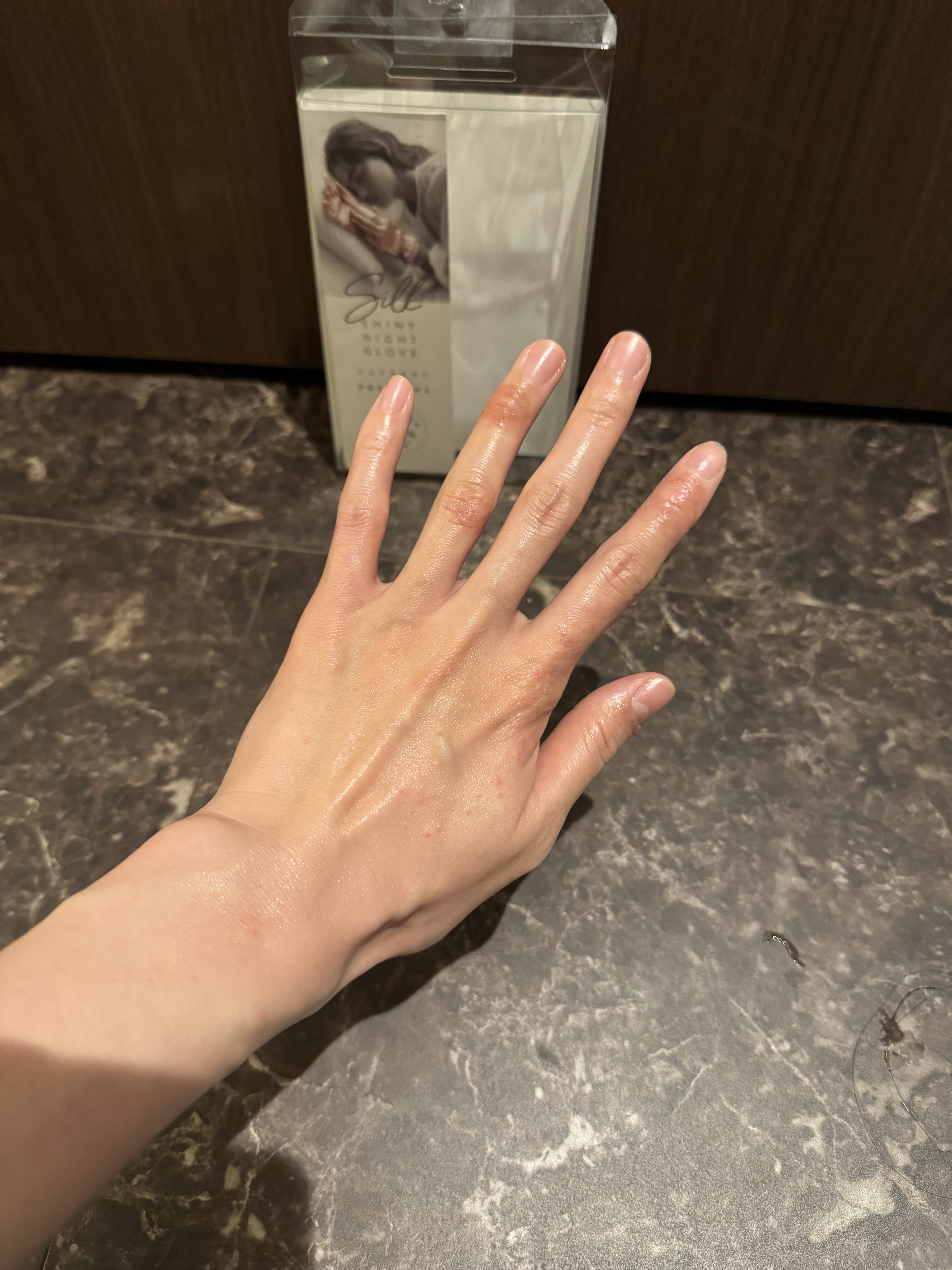 コジット シルクシャイニーナイトグローブのクチコミ「2日で敗れてしまった。。。

触り心地も付け心地もすごく良く、いいなと思っていたのですが、、、.....」（3枚目）