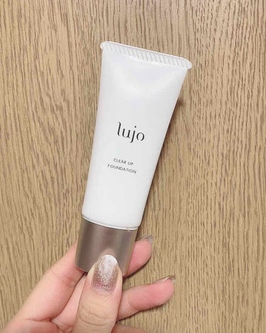 lujo(ルジョー)
クリアアップファンデーション
¥2980(定期購入　初回)
20g. SPF 30  PA+++


初めて使用するブランドで、ドキドキでしたが、マスクにつきにくいという噂を聞いて