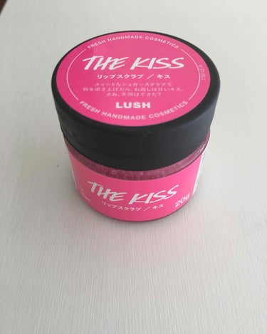 LUSH キスリップスクラブ
約¥1000

少量指に取り唇になじませ優しくマッサージします。そのあとぬるま湯で洗い流すとすっごくツルツルになって縦じわがなくなります！
いい匂いがしてハートが入っている