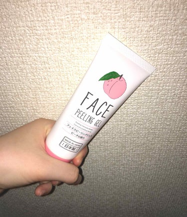 LIPSの口コミで気になって買った
ダイソーのフェイスピーリングジェル
(🍑の香り)

私は顔と手の甲と膝とかかとに使ってみました！

使った感想はもうほんとに
つるつるすべすべ!!!!✨✨

しかも匂