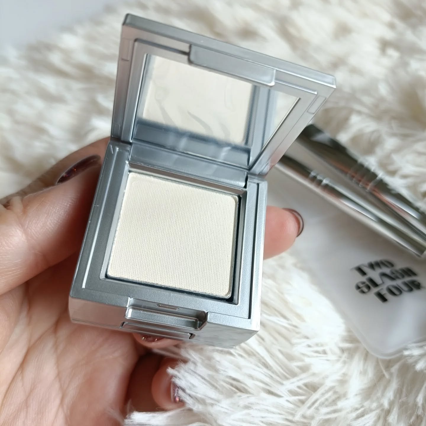 ストロビングフェイスキューブ/TWO SLASH FOUR/ハイライトを使ったクチコミ（3枚目）