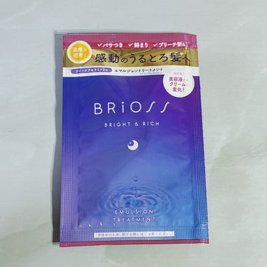 【私の髪の毛事情】
　長さは胸あたりまであります。
　かなりのうねり髪で、縮毛矯正を2回ほどかけてます。
　針金のように太い髪の毛で、皮膚に刺すと少し痛いくらいです。
　ヘアカラーは半年前に美容院で行ったきりです。初カラーで、ブリーチもしてないです。

【使った商品】
　ブリオス  エマルジョントリートメント
　＜洗い流すヘアトリートメント＞
　お試し：2つで180円(税抜)

【商品の特徴】
　美容液からクリーム状に変化する新感覚トリートメント
　ナイトケアセラミド(保湿成分)配合で日中の髪ダメージをケアし、感動のうるとろ髪へ
　①プロテインタンパク配合
　　  →乾燥やパサつきなどハイダメージ補修
　②トリプルケラチン配合
　  　→熱・カラーダメージから髪を補修
　③温感美容
　　  →美容液が温感クリームに変化して密着浸透

【使用感】
　手に出した時は水のようにさらさらなのですが、髪の毛に塗布した途端に温かくなり、白いクリーム状に変化しました。
　髪の毛を乾かす時、普段は毛先3cm程絡まってしまいそこの部分だけ切ってしまうこともあるくらいのダメージ髪ですが、このトリートメントを使用すると、ほとんど絡むことなく、シルクのような手触りに変化しました。

【どんな人におすすめ？】
　髪の毛のダメージによるパサつきや絡まってしまうことに悩んでいる方

【使い方】

　週に2、3回のご使用をおすすめいたします。シャンプーの後、髪の水気を切ってください。製品を容器から髪全体に塗布して、もみこむようになじませてください。その後しっかり洗い流してください。

　というのが公式による表記でした。
　私は、シャンプー後、水気を切ってからこれを塗布して揉みこみ、5分程置いてから普段使っているトリートメントを上から塗布して揉みこみ、更に5分程置いてから
流しました。
　トリートメントというより美容液として使った感じです。
　普段使用しているシャンプー・トリートメントはいち髪プレミアムのゴールドのシリーズです。



#ブリオス #エマルジョントリートメント #ヘアケア #トリートメント #温感 の画像 その0