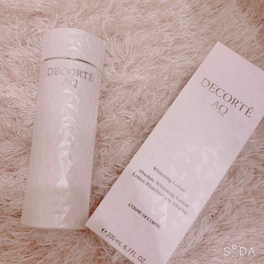 COSME DECORTEのAQ ホワイトニング ローション

乾燥と美白ケアをしたかったのでこちらを購入しました！
初めてAQシリーズを使いましたが、敏感肌でも問題なく使えました😊

とろみはほぼなく