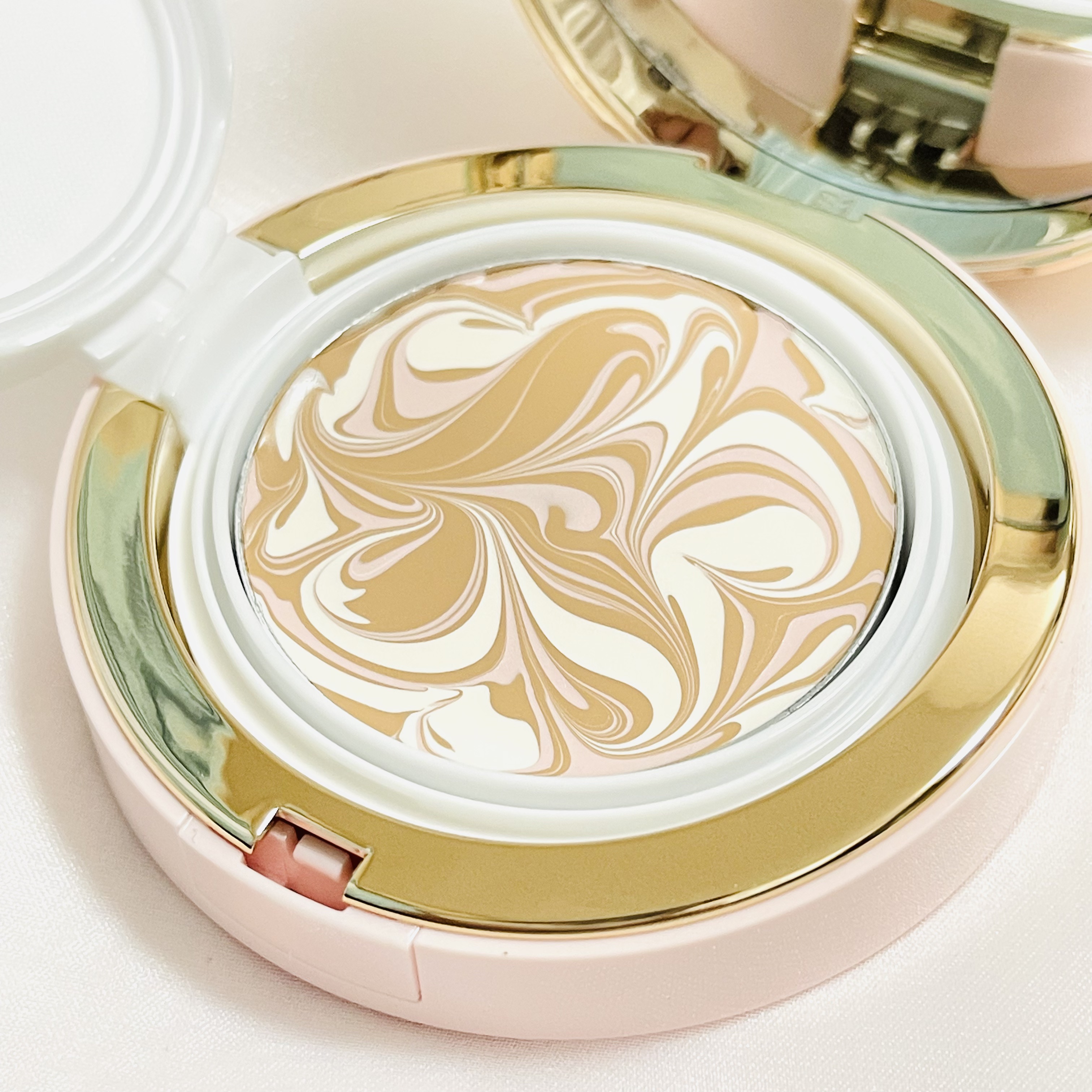 エッセンス カバー パクト モイスチャー/AGE20’s/リキッドファンデーションを使ったクチコミ（2枚目）