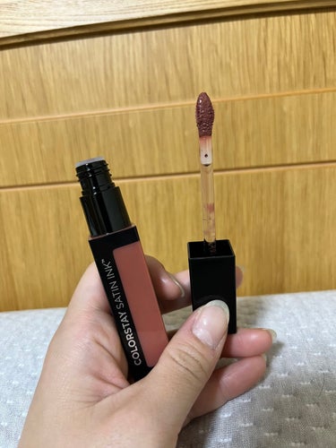 
こんばんは！今日はLIPSのポイントの使い道を悩んでて、皆さんの投稿で気になったREVLONのカラーステイサテンインクから006のアイズ オン ユーを購入してみました！

塗った時は良い色味だったんですけど、時間が経つにつれ少し赤みが強くなってきた印象でした。
また唇の内側にはなかなか付いてくれなくて化粧直しがいるなと思いました💦

でもそれ以外は落ちにくいしマスクにもあまり付かなかったのは凄いなと思いました！
ティッシュオフしても残ってて、ゴシゴシ拭いてもうっすらピンク色に残っててさすがやなと思いましたw


#REVLON
#レブロン カラーステイ サテン インク
#006
#アイズ オン ユー
の画像 その1