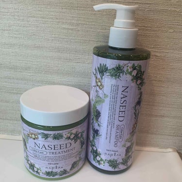 NASEED
カラーケアシャンプー&カラーケアトリートメント

いつも美容室で購入しています。
ヘアカラーをしてもすぐに色落ちしてしまうのが悩みで、美容師さんに相談した所、こちらをお勧めしてくださりまし