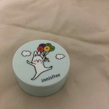 innisfreeのパウダー👏👏

さすがすぎる。パッケージ可愛いの選ぼうと思ってメルカリで買ったけど、、笑

あんま塗りすぎたら真っ白になるからおでこと鼻だけしっかり塗って、あとはぽんぽんって塗ってい