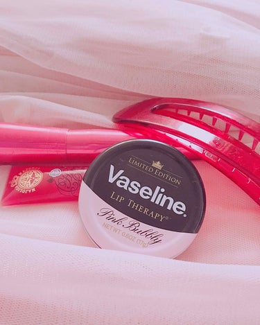 Vaseline Lip Therapy Pink Bubbley
リップケア専用ワセリンのリミテッド品、その名もピンクバブリー！

ブラックピンクなあざとくない、大人かわいいデザインは日本製ではない証