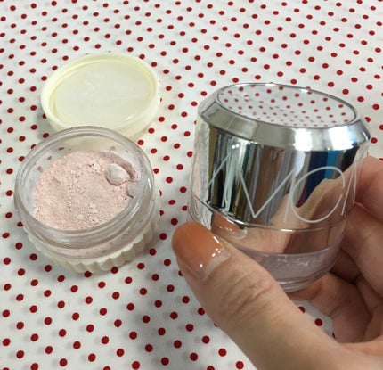 ナチュラルホワイトニング ミネラルパウダーサンスクリーン(ポンポンタイプ)/MiMC/日焼け止めパウダーを使ったクチコミ(1枚目)